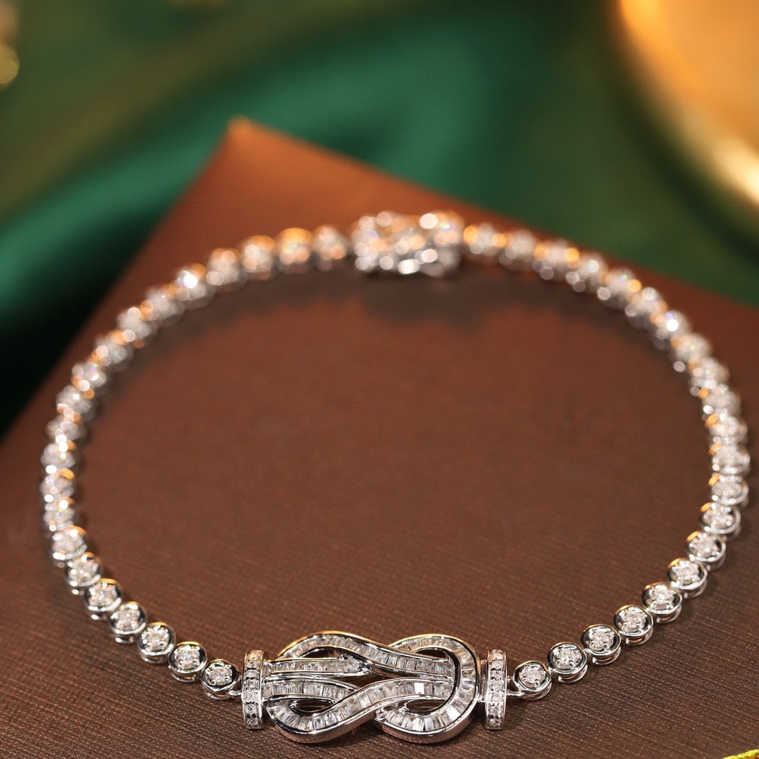 14k Gold 1 Ct Natural H Diamond Bracelet: Ref:231059127 // gold content:14k gold // main gemstone:diamond // shape:multiple // carat weight:1ct // clarity grade:vs-si // color:h // treatment:natural // Low Estimate: 5700 Condition: New High