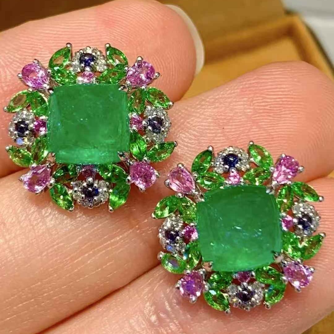 14k Gold 4.3 Ct Natural Emerald & Diamond Earrings: Ref:231059192 // gold content:14k gold // main gemstone:emerald // shape:sugar-loaf // carat weight:4. 3ct // color:green // treatment:natural // // adjacent gemstone 2 : diamond // shape:round // cla
