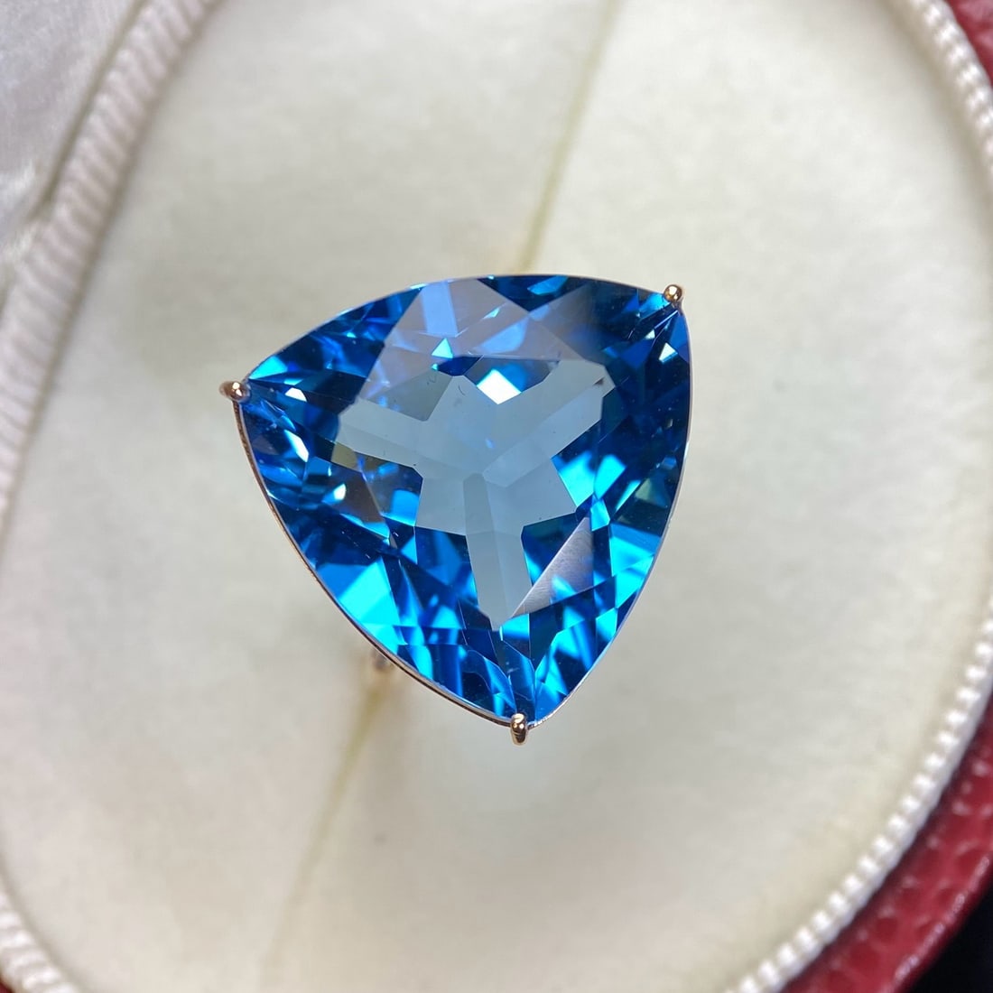 14k Gold 20.3 Ct Natural Topaz & Diamond Ring: Ref:231059217 // gold content:14k gold // ring size:7. 25us // // main gemstone:topaz // shape:triangle // carat weight:20. 3ct // color:blue // treatment:natural // // adjacent gemstone 2 : diamond