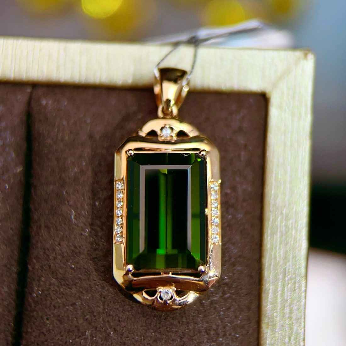14k Gold 5.30 Ctw Natural Tourmaline & Diamond Pendant( Without Chain ): Ref:231059224 // gold content:14k gold // main gemstone:tourmaline // shape:octagonal // carat weight:5. 25ct // color:green // treatment:natural // // adjacent gemstone 2 : diamond // number of