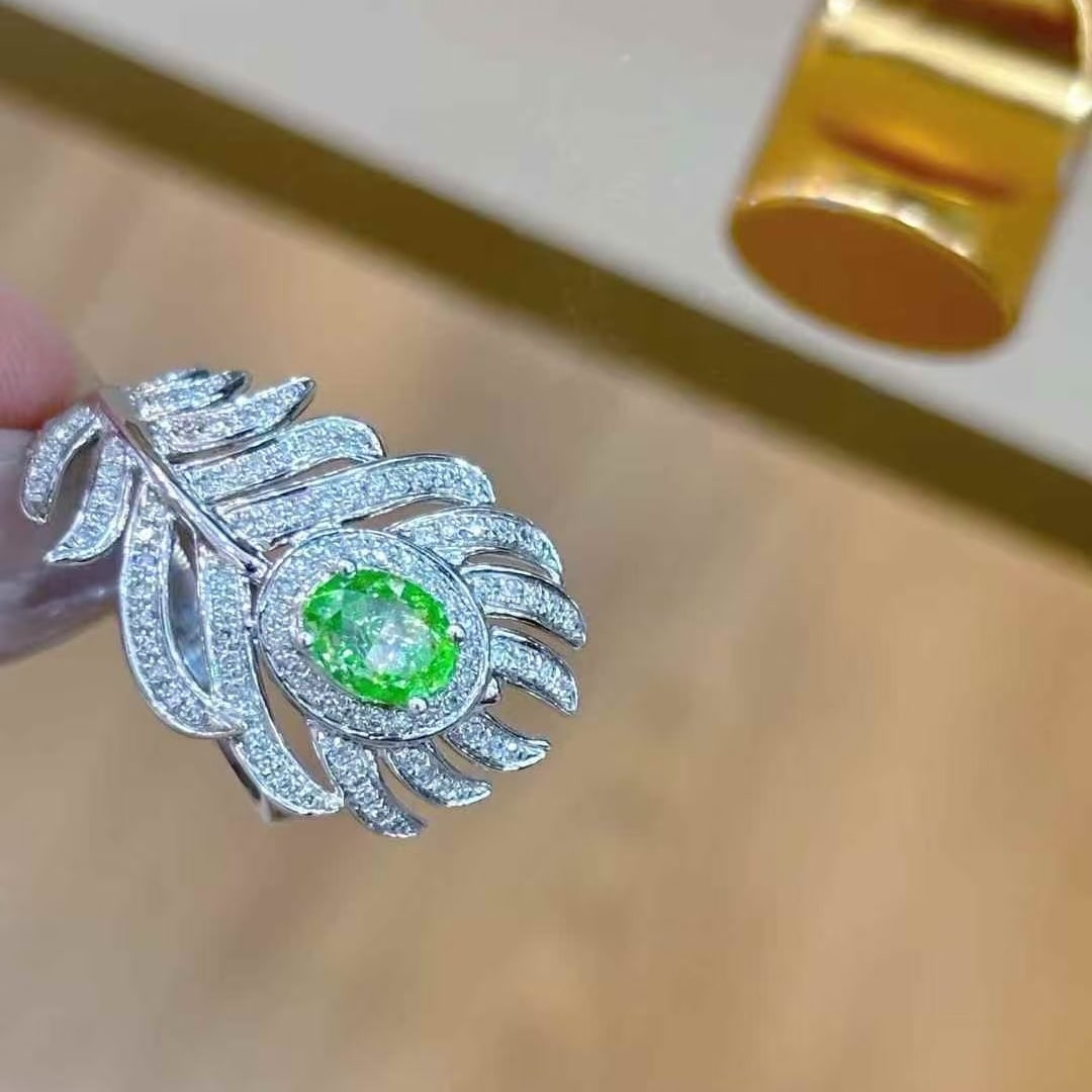 14k Gold 1.01 Ct Natural Green Diamond & Diamond Ring: Ref:231059258 // gold content:14k gold // ring size:7. 25us // // main gemstone:green diamond // shape:oval // carat weight:1. 01ct // color:green // treatment:natural // // adjacent gemstone 2 :