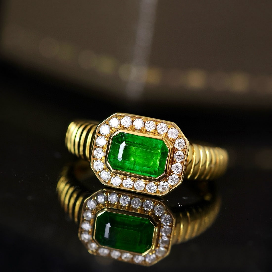14k Gold 1.03 Ctw Vivid Green Natural Emerald & Diamond Ring: Ref:231060003 // gold content:14k gold // ring size:7. 25us // // main gemstone:emerald // shape:octagonal // carat weight:0. 83ct // color:vivid green // treatment:natural // // adjacent gemstone 2