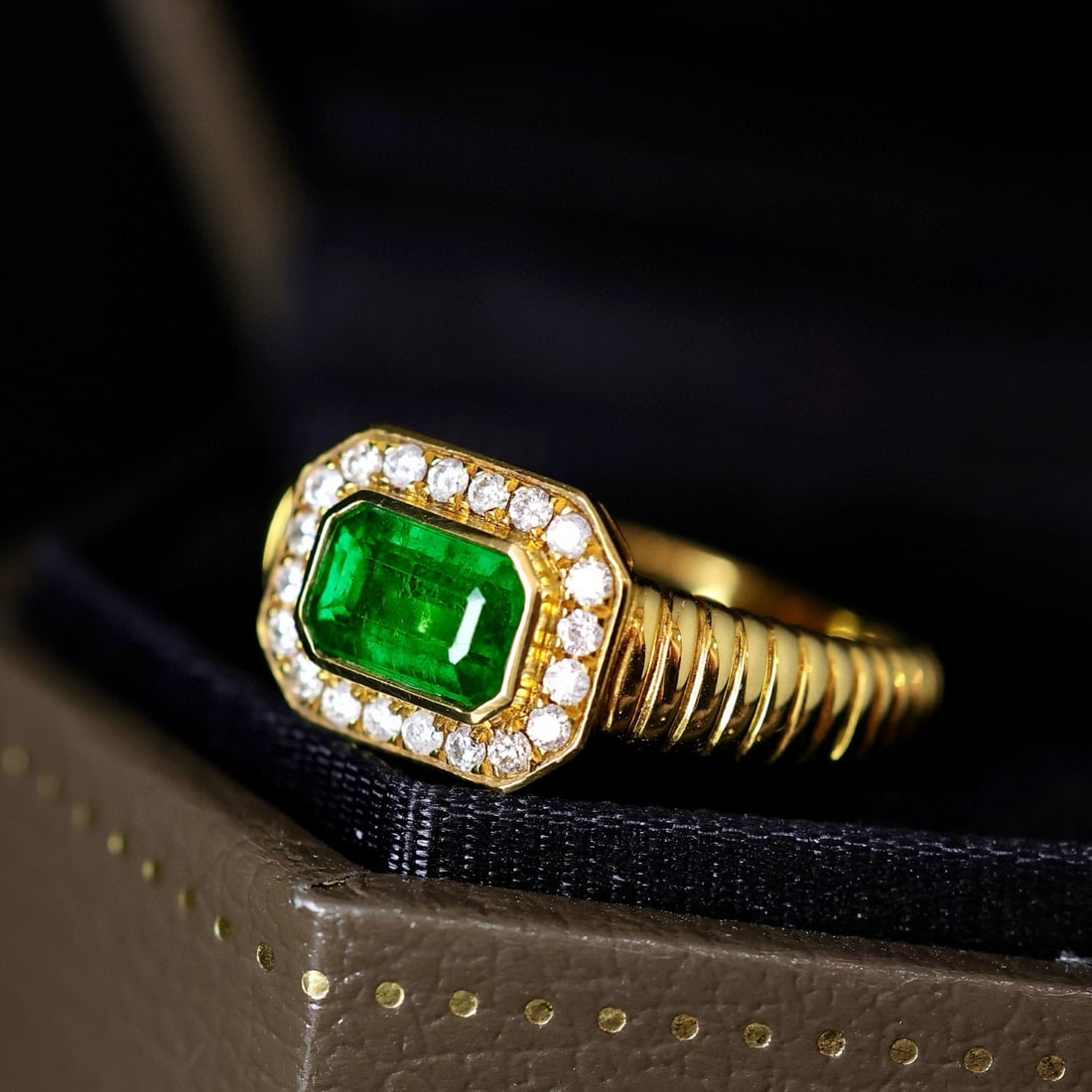 14k Gold 1.03 Ctw Vivid Green Natural Emerald & Diamond Ring - 2