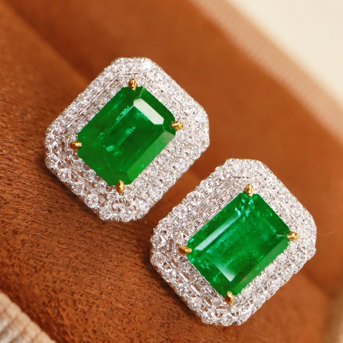 14k Gold 2.26 Ctw Vivid Green Natural Emerald & Diamond Earrings: Ref:231060010 // gold content:14k gold // main gemstone:emerald // shape:octagonal // carat weight:1. 89ct // color:vivid green // treatment:natural // // adjacent gemstone 2 : diamond // shape:round
