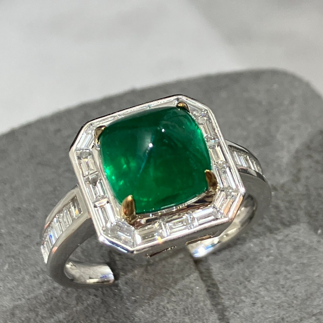 14k Gold 4.58 Ctw Vivid Green Natural Emerald & Diamond Ring: Ref:231060014 // gold content:14k gold // ring size:7. 25us // // main gemstone:emerald // shape:sugar-loaf // carat weight:3. 8ct // color:vivid green // treatment:natural // // adjacent gemstone 2