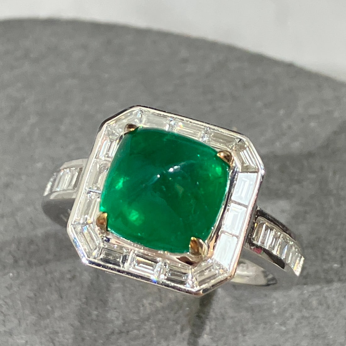 14k Gold 4.58 Ctw Vivid Green Natural Emerald & Diamond Ring - 2