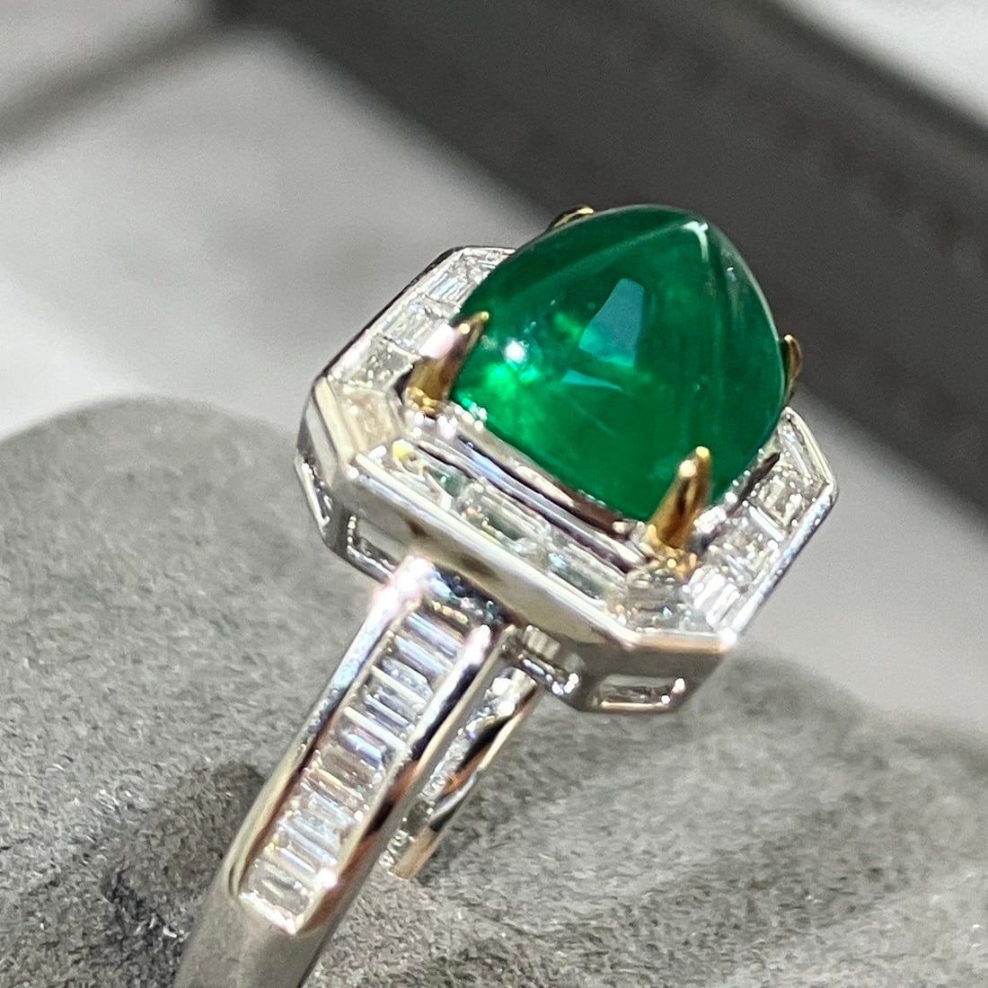 14k Gold 4.58 Ctw Vivid Green Natural Emerald & Diamond Ring - 5