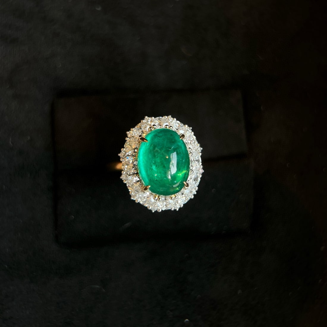 14k Gold 6.43 Ctw Natural Emerald & Lab Grown Diamond Ring: Ref:231060020 // gold content:14k gold // ring size:7. 25us // // main gemstone:emerald // shape:oval // carat weight:5. 34ct // color:green // treatment:natural // // adjacent gemstone 2 : lab grown 