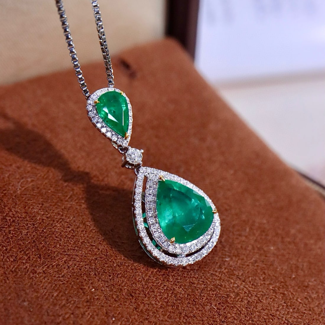 14k Gold 2.74 Ctw Natural Emerald & Diamond Pendant( Without Chain ): Ref:231060033 // gold content:14k gold // main gemstone:emerald // shape:pear // carat weight:2. 4ct // color:green // treatment:natural // // adjacent gemstone 2 : diamond // shape:round // carat