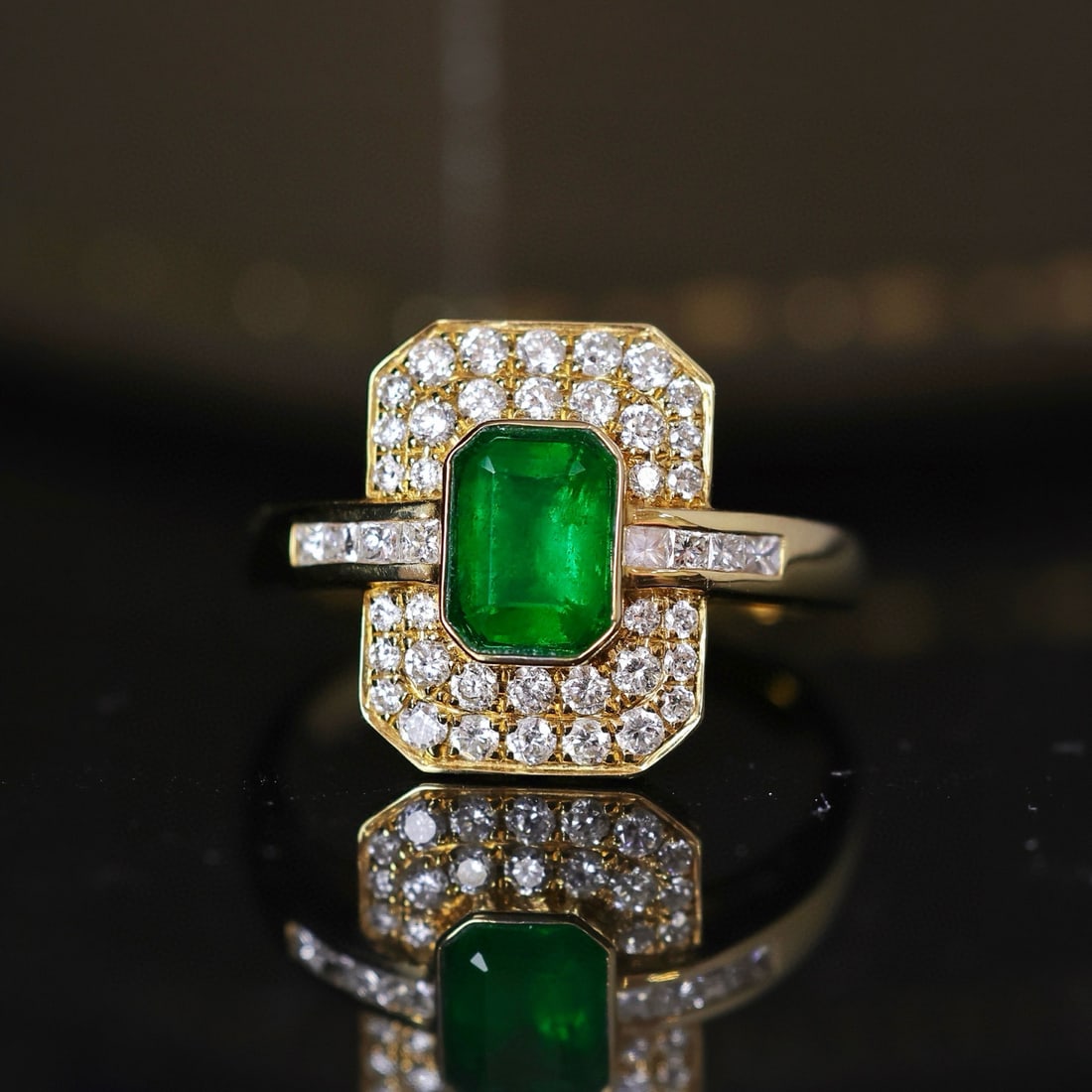 14k Gold 1.33 Ctw Vivid Green Natural Emerald & Diamond Ring: Ref:231060034 // gold content:14k gold // ring size:7. 25us // // main gemstone:emerald // shape:octagonal // carat weight:0. 84ct // color:vivid green // treatment:natural // // adjacent gemstone 2