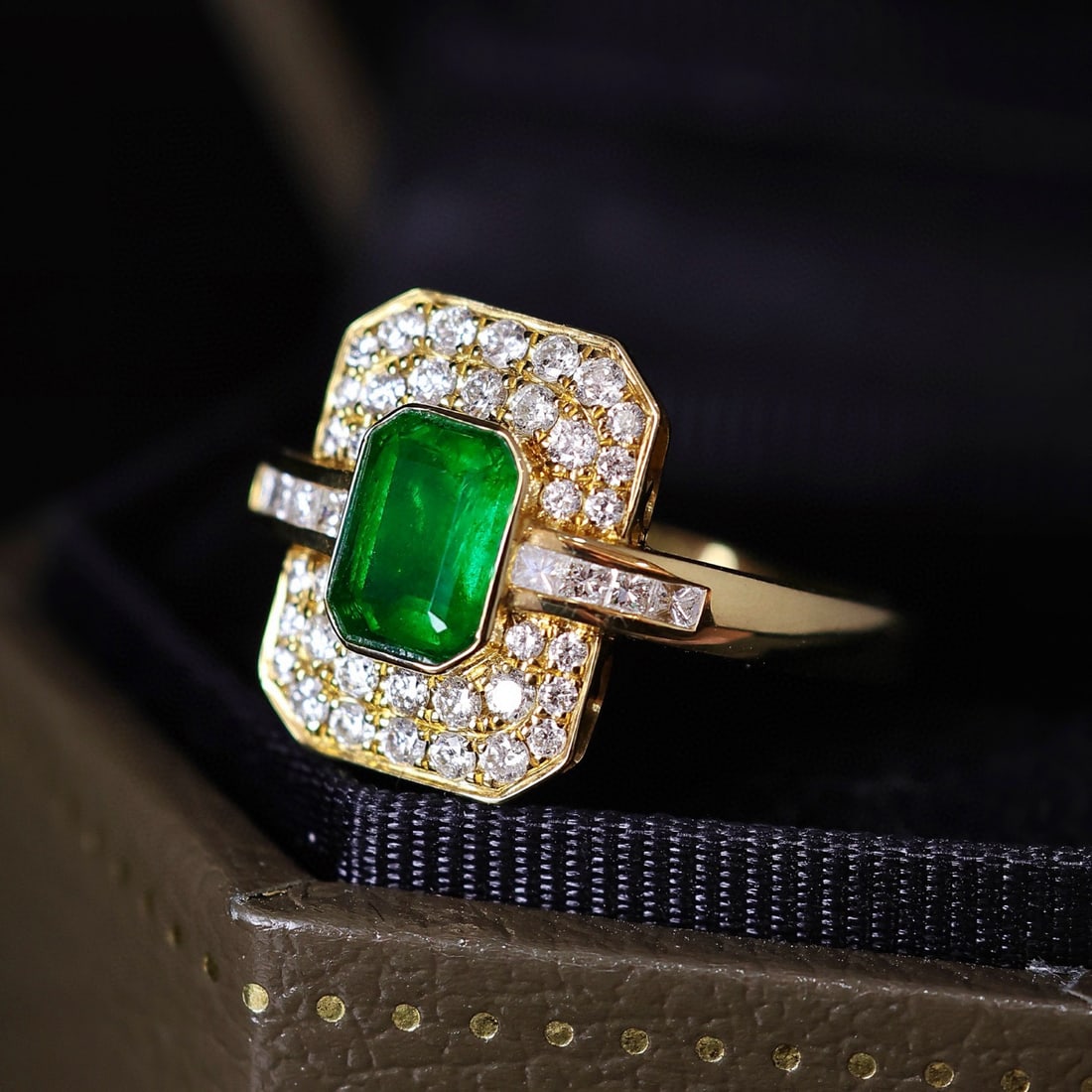 14k Gold 1.33 Ctw Vivid Green Natural Emerald & Diamond Ring - 2
