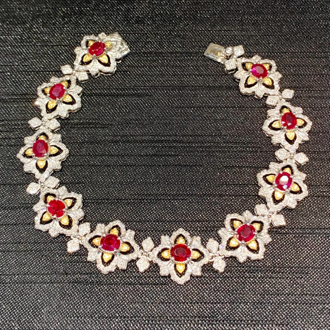 14k Gold 7.2 Ct Natural Ruby & Diamond Bracelet: Ref:231060035 // gold content:14k gold // main gemstone:ruby // shape:oval // carat weight:7. 2ct // color:pigeonblood red // treatment:natural // // adjacent gemstone 2 : diamond // number of stones: