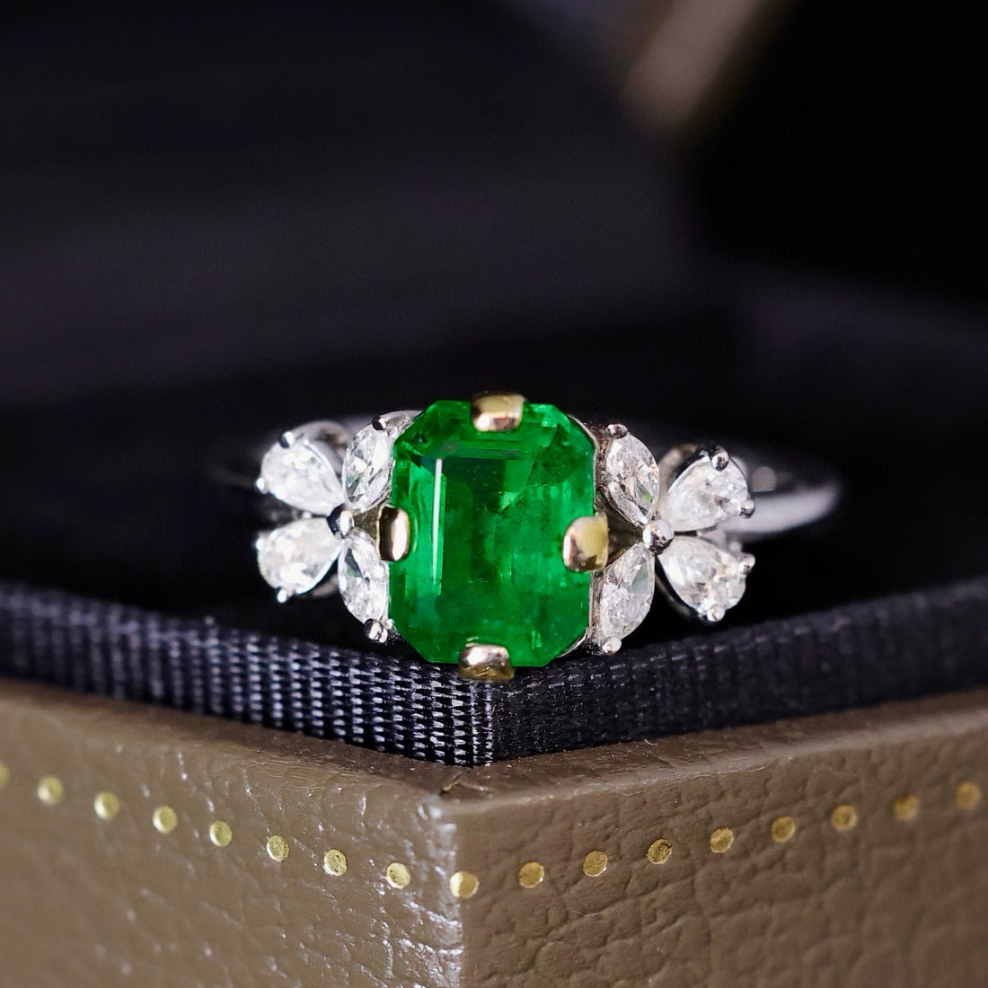 14k Gold 2.21 Ctw Vivid Green Natural Emerald & Diamond Ring - 4