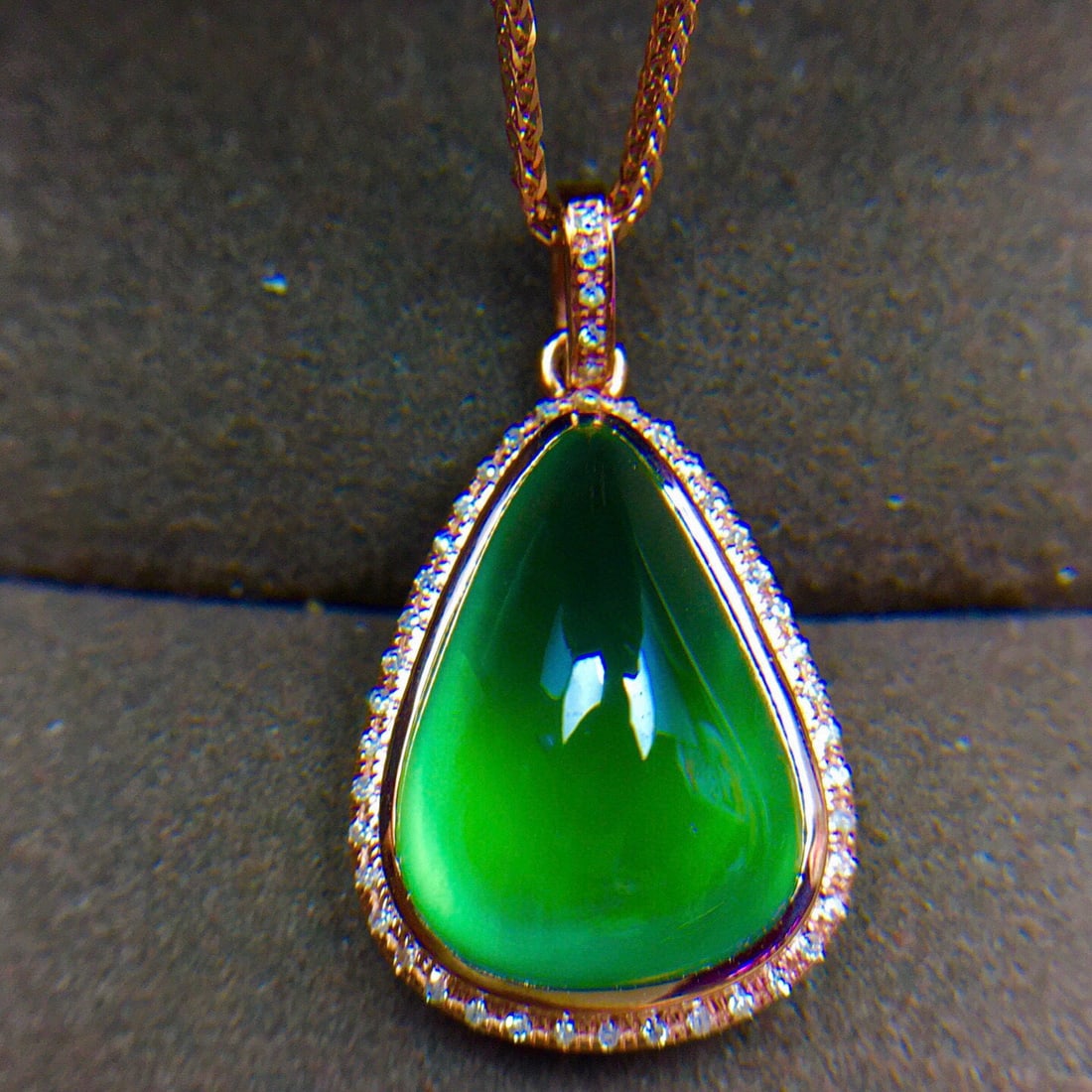 14k Gold 9.6 Ct Natural Prehnite & Diamond Pendant( Without Chain ): Ref:231060047 // gold content:14k gold // main gemstone:prehnite // shape:pear // carat weight:9. 6ct // color:green // treatment:natural // // adjacent gemstone 2 : diamond // shape:round // clarity