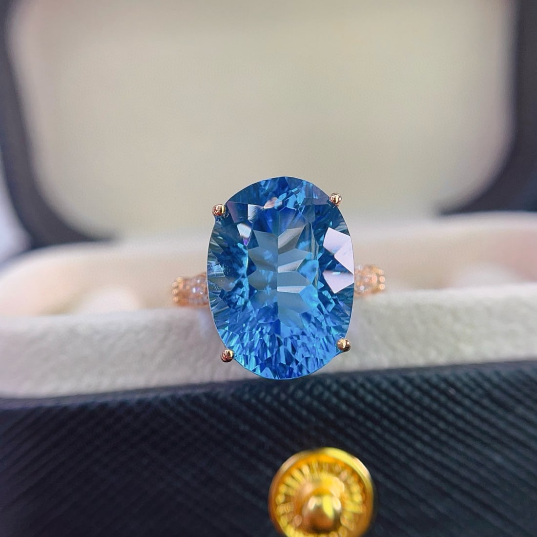 14k Gold 10.75 Ct Natural Topaz & Diamond Ring: Ref:231060050 // gold content:14k gold // ring size:7. 25us // // main gemstone:topaz // shape:oval // carat weight:10. 75ct // color:blue // treatment:natural // // adjacent gemstone 2 : diamond //