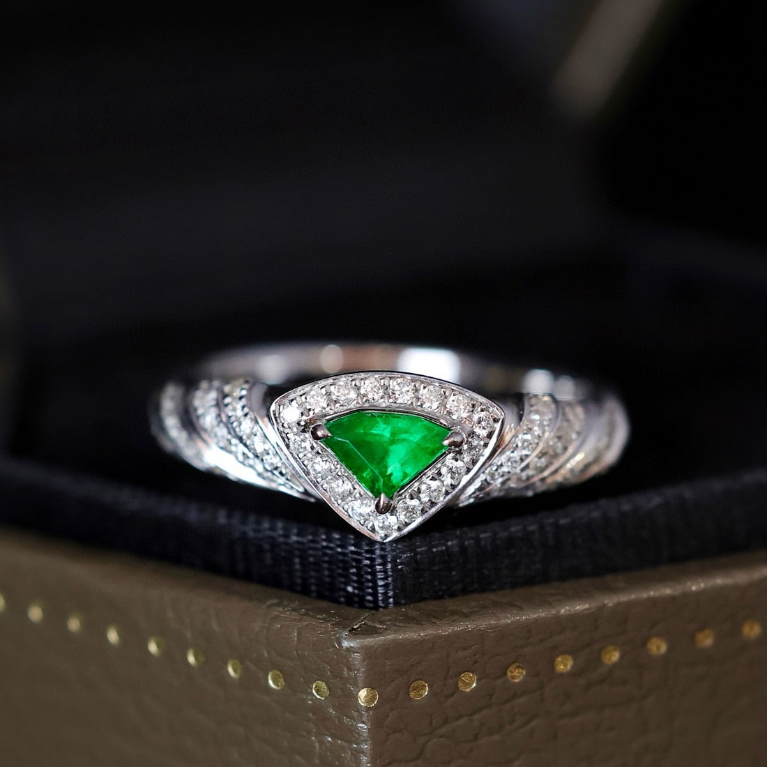 14k Gold 0.47 Ctw Vivid Green Natural Emerald & Diamond Ring - 4