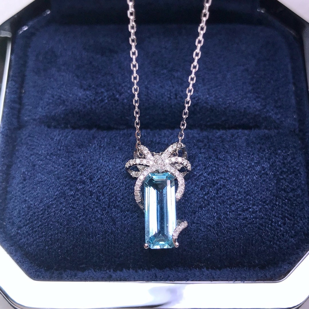 14k Gold 1.40 Ctw Natural Aquamarine & Diamond Necklace: Ref:231060055 // gold content:14k gold // main gemstone:aquamarine // shape:octagonal // carat weight:1. 29ct // color:blue // treatment:natural // // adjacent gemstone 2 : diamond // shape:round //