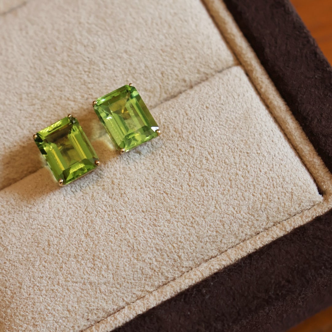 14k Gold 2.8 Ct Natural Peridot Earrings: Ref:231060057 // gold content:14k gold // main gemstone:peridot // shape:rectangle // carat weight:2. 8ct // color:green // treatment:natural // Condition: New Low Estimate: 1100 High Estimate: 1700