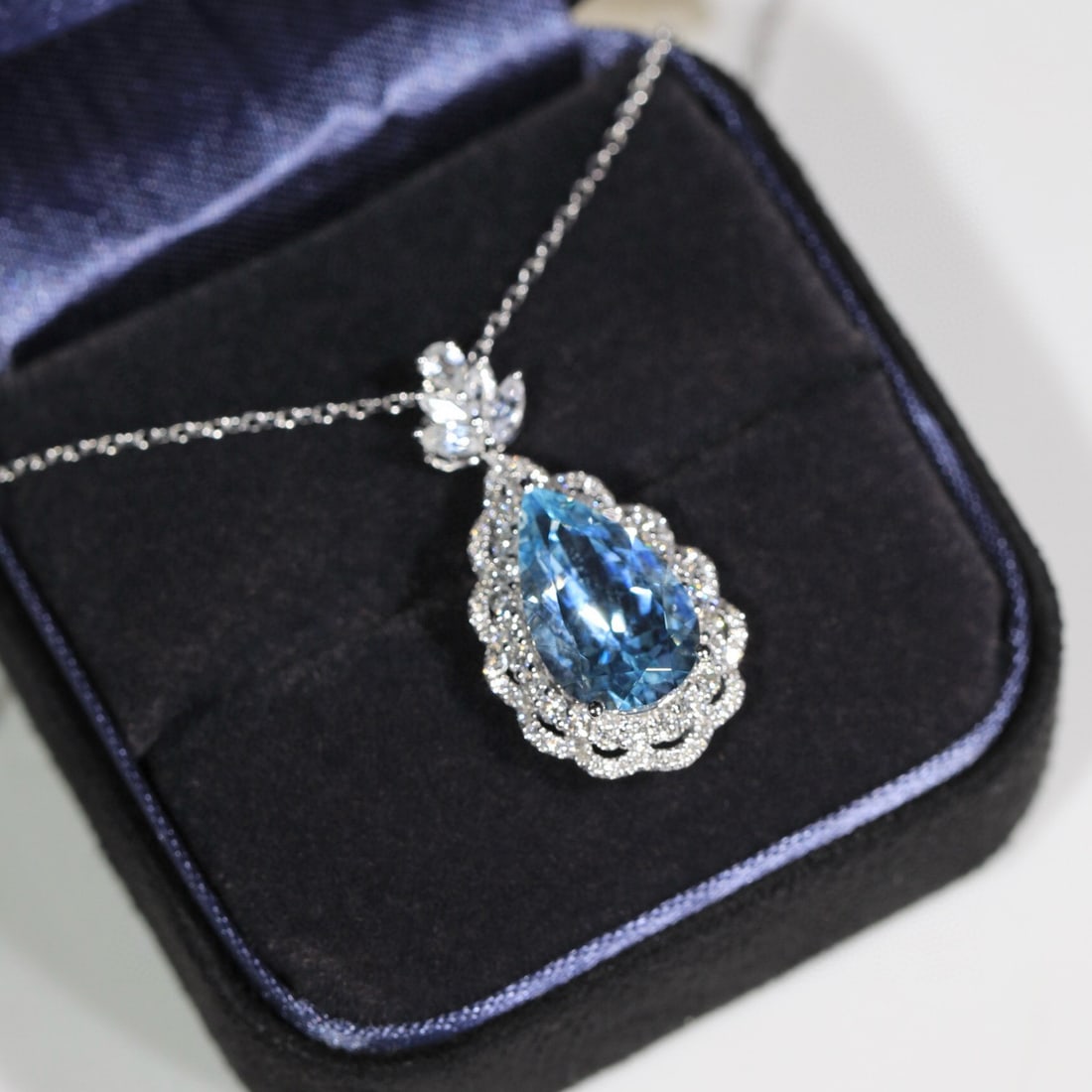 14k Gold 3.49 Ct Natural Aquamarine & Diamond Pendant( Without Chain ): Ref:231060058 // gold content:14k gold // main gemstone:aquamarine // shape:pear // carat weight:3. 49ct // color:santa maria color // treatment:natural // // adjacent gemstone 2 : diamond // shape:ro