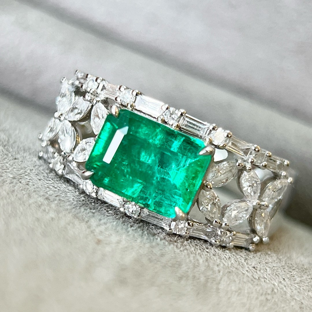 14k Gold 2.35 Ctw Vivid Green Natural Emerald & Diamond Ring: Ref:231060060 // gold content:14k gold // ring size:7. 25us // // main gemstone:emerald // shape:octagonal // carat weight:1. 63ct // color:vivid green // treatment:natural // // adjacent gemstone 2