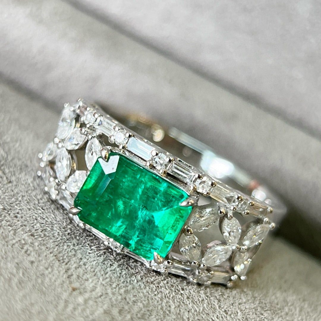 14k Gold 2.35 Ctw Vivid Green Natural Emerald & Diamond Ring - 3