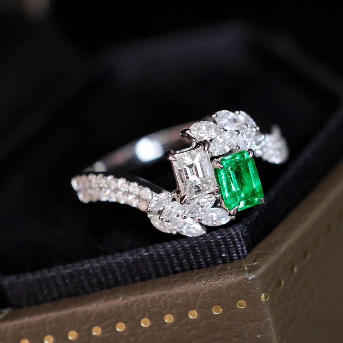 14k Gold 1.05 Ctw Vivid Green Natural Emerald & Diamond Ring - 2