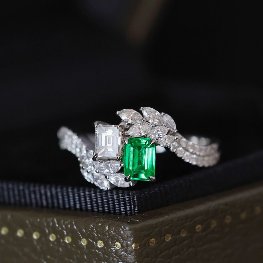 14k Gold 1.05 Ctw Vivid Green Natural Emerald & Diamond Ring - 4