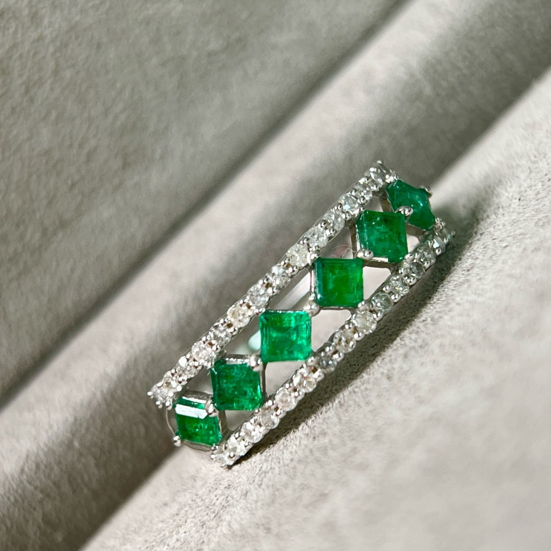 14k Gold 0.96 Ctw Natural Emerald & Diamond Ring: Ref:231060069 // gold content:14k gold // ring size:7. 25us // // main gemstone:emerald // shape:square // carat weight:0. 70ct // color:green // treatment:natural // // adjacent gemstone 2 : diamond