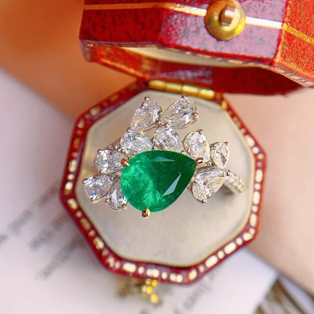 14k Gold 2.00 Ct Vivid Green Natural Emerald & Diamond Ring: Ref:231060083 // gold content:14k gold // ring size:7. 25us // // main gemstone:emerald // shape:pear // carat weight:2. 00ct // color:vivid green // treatment:natural // // adjacent gemstone 2 :
