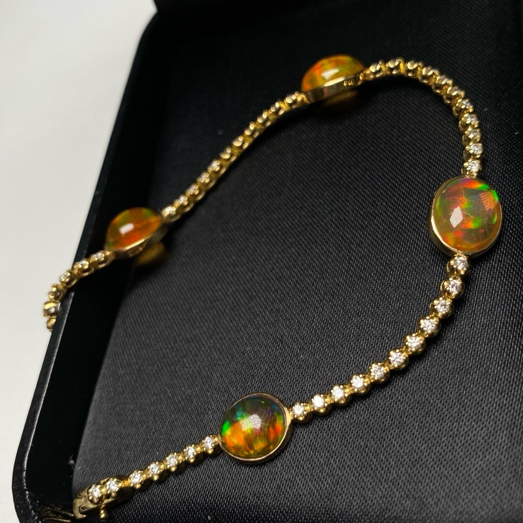 14k Gold 8.30 Ctw Natural Opal & Diamond Bracelet: Ref:231060095 // gold content:14k gold // main gemstone:opal // shape:oval // carat weight:7. 53ct // clarity grade:vs2 // color:color // treatment:natural // // adjacent gemstone 2 : diamond // shape