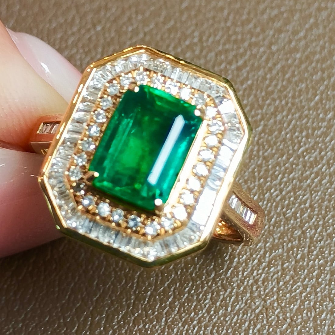 14k Gold 2.84 Ctw Vivid Green Natural Emerald & Diamond Ring: Ref:231060098 // gold content:14k gold // ring size:7. 25us // // main gemstone:emerald // shape:octagonal // carat weight:2ct // color:vivid green // treatment:natural // // adjacent gemstone 2 : dia