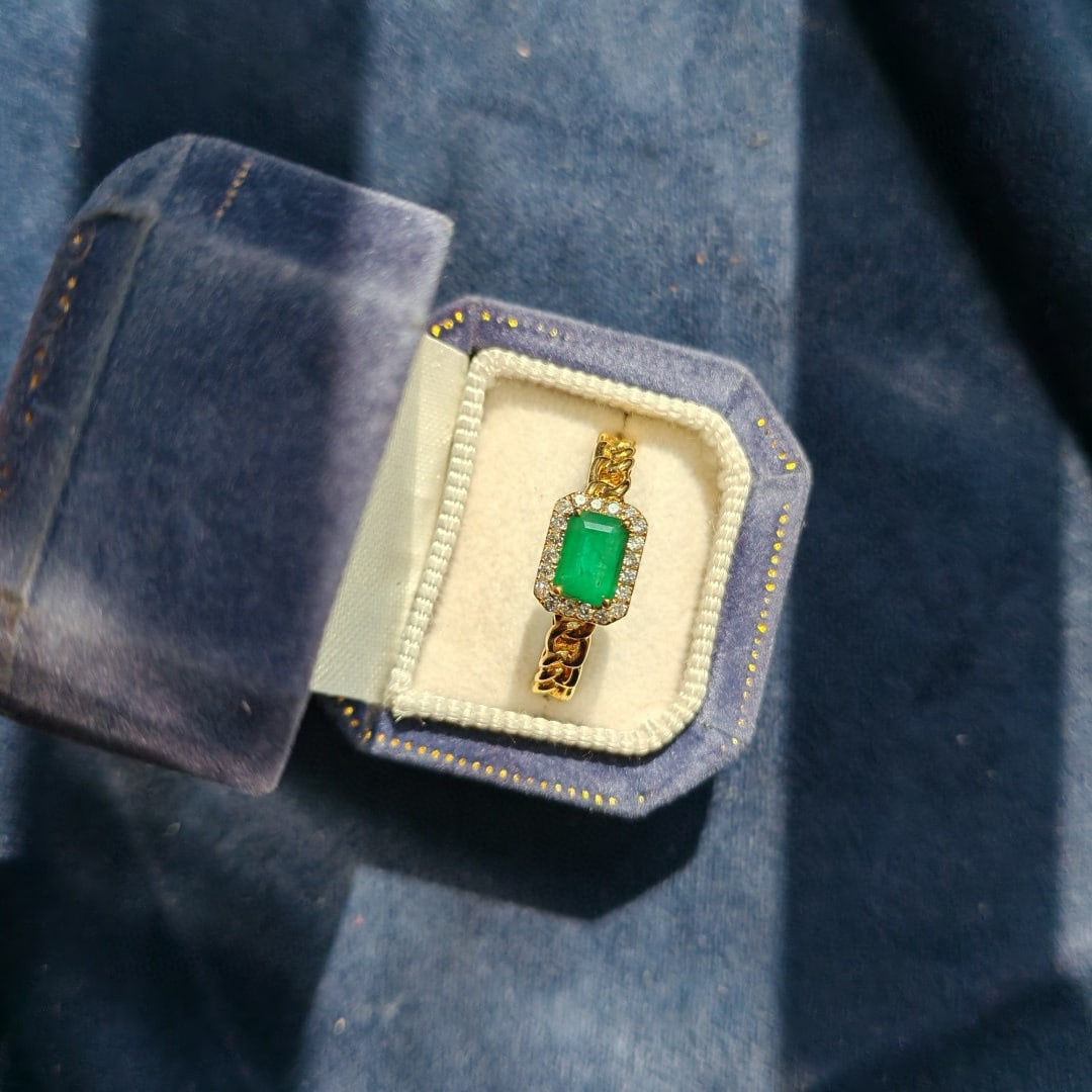 14k Gold 0.59 Ct Natural Emerald & Diamond Ring: Ref:231060099 // gold content:14k gold // ring size:7. 25us // // main gemstone:emerald // shape:octagonal // carat weight:0. 59ct // color:green // treatment:natural // // adjacent gemstone 2 :