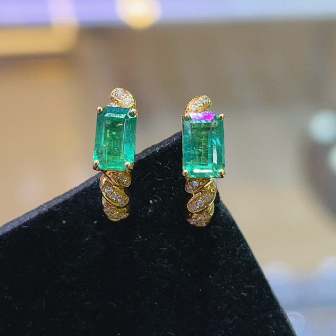 14k Gold 1.05 Ct Natural Emerald & Diamond Earrings: Ref:231060102 // gold content:14k gold // main gemstone:emerald // shape:octagonal // carat weight:1. 05ct // color:green // treatment:natural // // adjacent gemstone 2 : diamond // number of