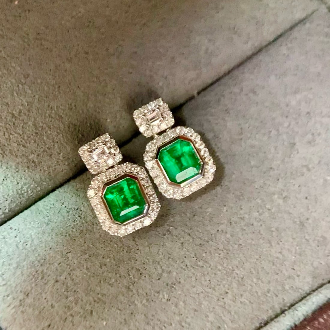 14k Gold 0.98 Ctw Vivid Green Natural Emerald & Diamond Earrings: Ref:231060104 // gold content:14k gold // main gemstone:emerald // shape:octagonal // carat weight:0. 73ct // color:vivid green // treatment:natural // // adjacent gemstone 2 : diamond // shape:round