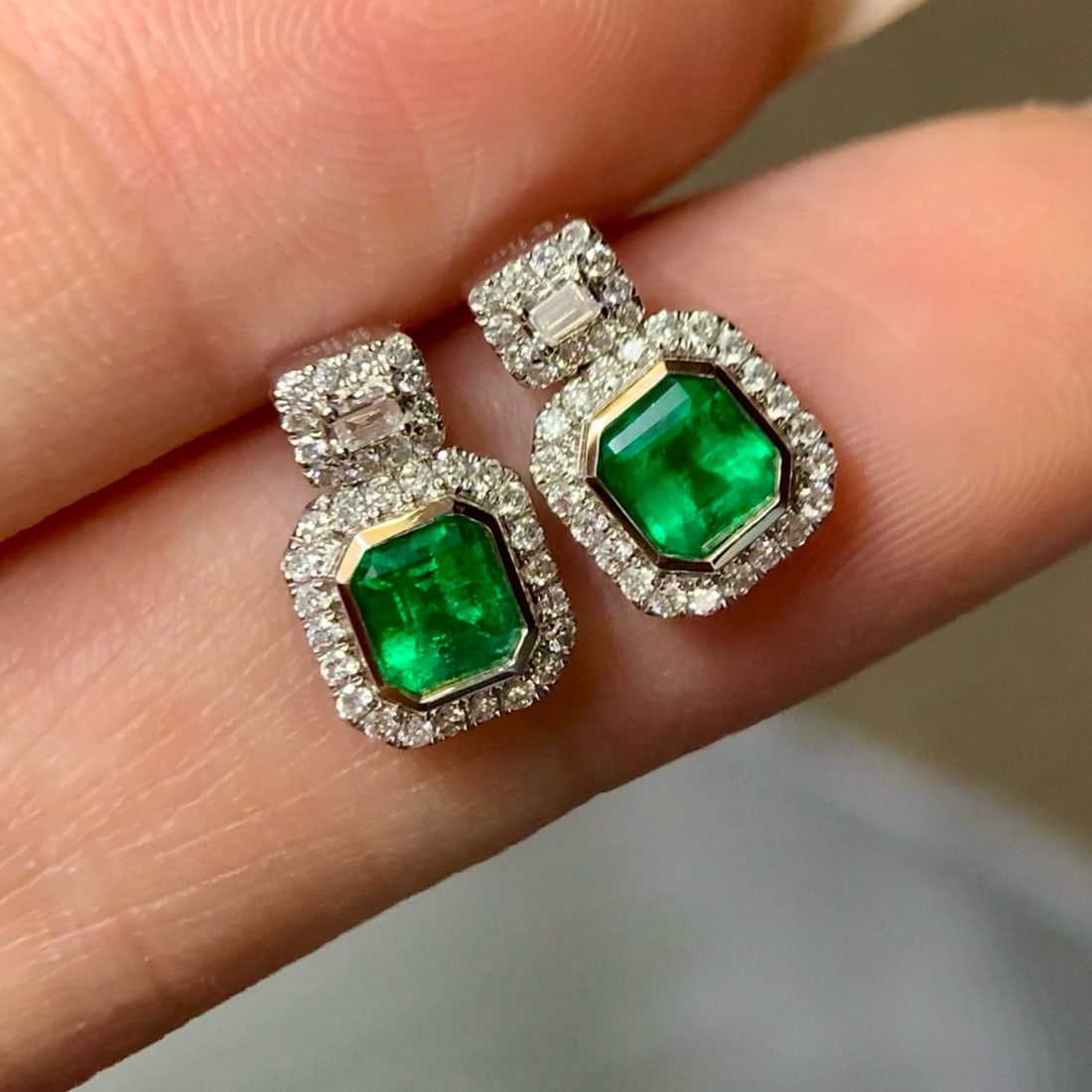 14k Gold 0.98 Ctw Vivid Green Natural Emerald & Diamond Earrings - 2