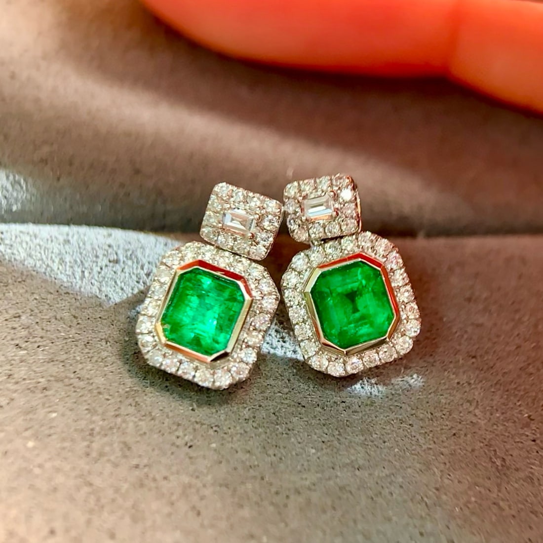 14k Gold 0.98 Ctw Vivid Green Natural Emerald & Diamond Earrings - 3