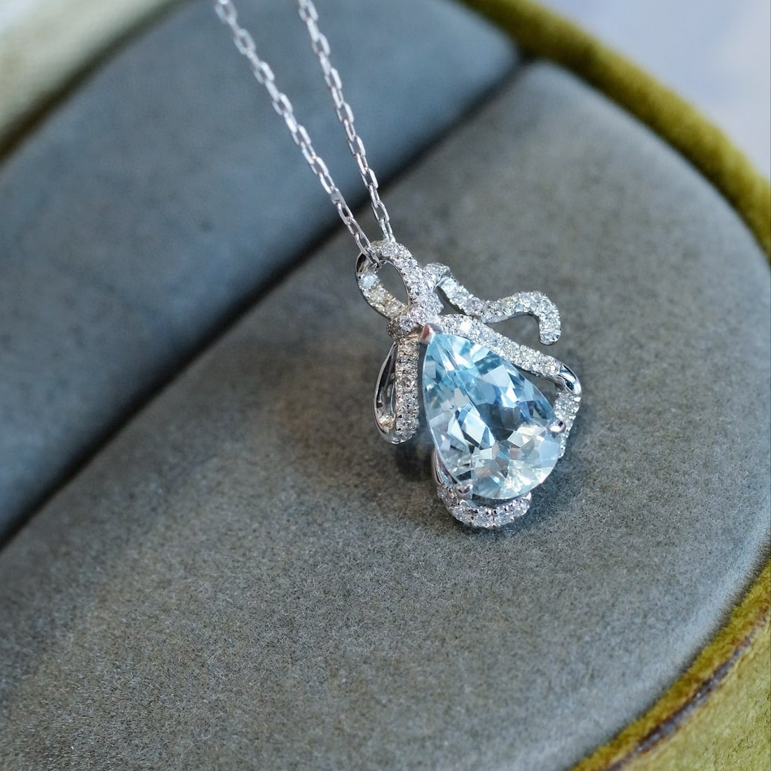 14k Gold 1.33 Ctw Natural Aquamarine & Diamond Pendant( Without Chain ): Ref:231060108 // gold content:14k gold // main gemstone:aquamarine // shape:pear // carat weight:1. 2ct // color:blue // treatment:natural // // adjacent gemstone 2 : diamond // shape:round // carat