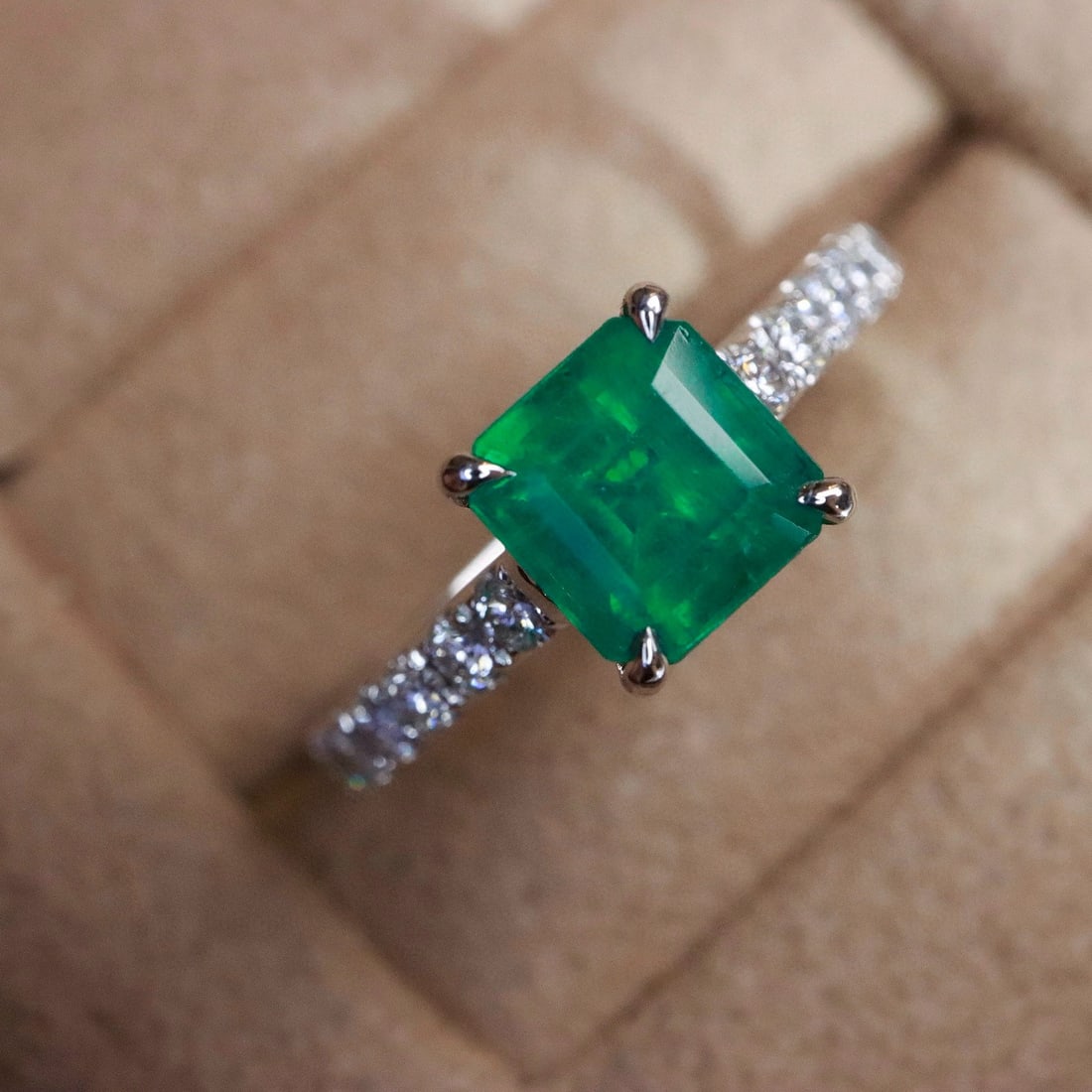 14k Gold 1.51 Ctw Vivid Green Natural Emerald & Diamond Ring: Ref:231060109 // gold content:14k gold // ring size:7. 25us // // main gemstone:emerald // shape:octagonal // carat weight:1. 27ct // color:vivid green // treatment:natural // // adjacent gemstone 2 :