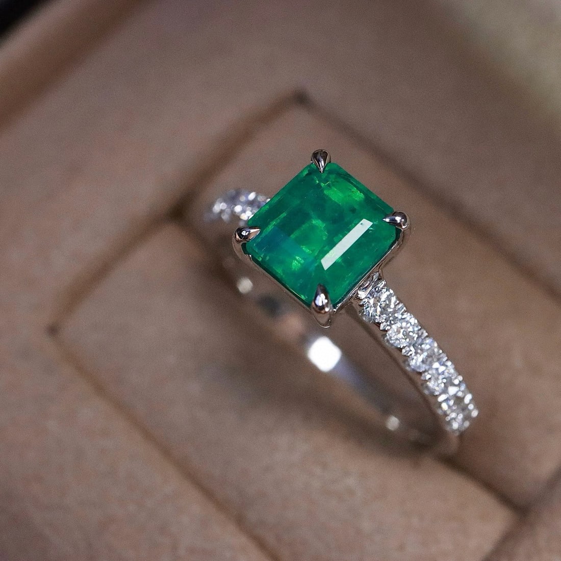 14k Gold 1.51 Ctw Vivid Green Natural Emerald & Diamond Ring - 4