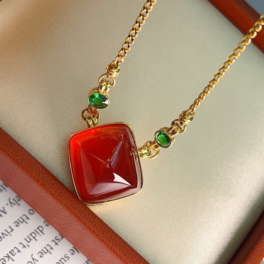 14k Gold 30.52 Ct Natural Spessartine & Tsavorite Necklace: Ref:231060113 // gold content:14k gold // main gemstone:spessartine // shape:sugar-loaf // carat weight:30. 52ct // color:orange // treatment:natural // // adjacent gemstone 2 : tsavorite // number of