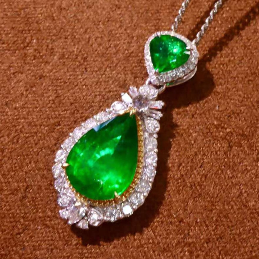 14k Gold 3.22 Ctw Vivid Green Natural Emerald & Diamond Pendant( Without Chain ): Ref:231060120 // gold content:14k gold // main gemstone:emerald // shape:pear // carat weight:2. 8ct // color:vivid green // treatment:natural // // adjacent gemstone 2 : diamond // shape:multiply // 
