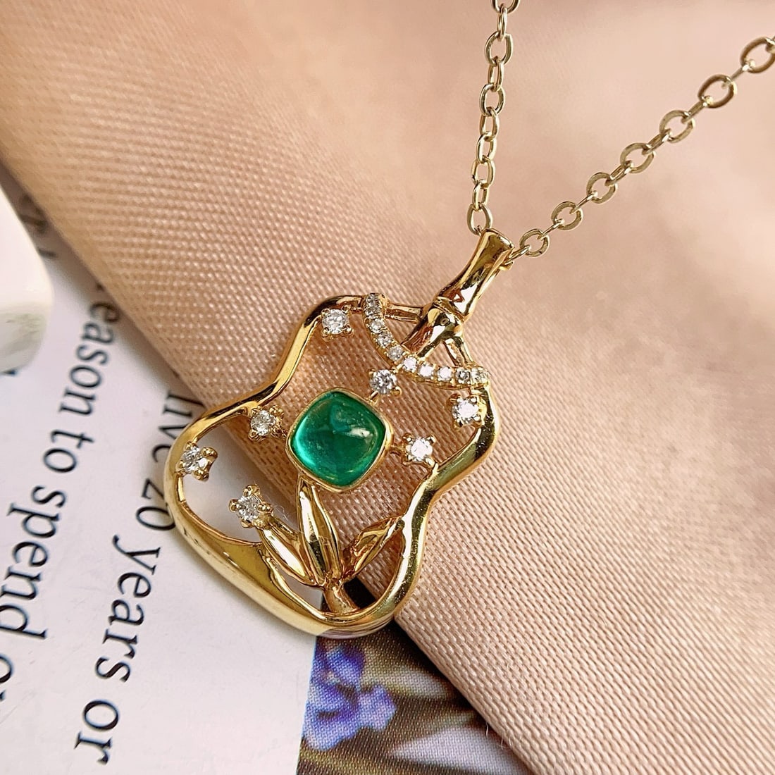 14k Gold 0.40 Ct Vivid Green Natural Emerald & Diamond Pendant( Without Chain ): Ref:231060124 // gold content:14k gold // main gemstone:emerald // shape:sugar-loaf // carat weight:0. 40ct // color:vivid green // treatment:natural // // adjacent gemstone 2 : diamond // number of