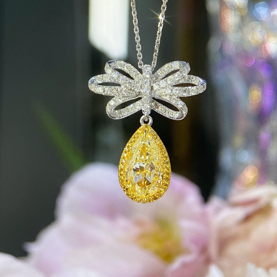 14k Gold 2.53 Ctw Natural Yellow Diamond & Diamond Necklace: Ref:231060130 // gold content:14k gold // main gemstone:yellow diamond // shape:pear // carat weight:2. 00ct // color:yellow // treatment:natural // // adjacent gemstone 2 : diamond // shape:round //