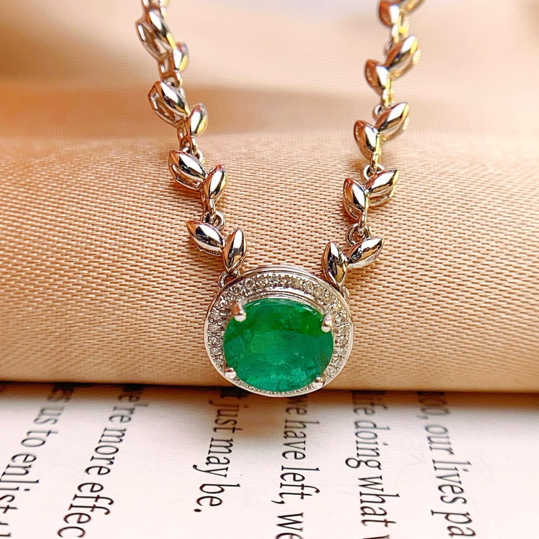14k Gold 1.00 Ct Vivid Green Natural Emerald & Diamond Necklace: Ref:231060136 // gold content:14k gold // main gemstone:emerald // shape:oval // carat weight:1. 00ct // color:vivid green // treatment:natural // // adjacent gemstone 2 : diamond // number of
