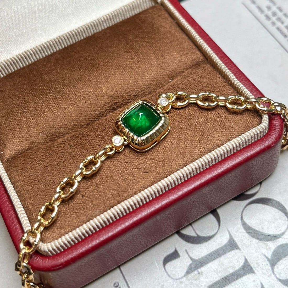 14k Gold 2.06 Ctw Vivid Green Natural Emerald & Diamond Bracelet: Ref:231060142 // gold content:14k gold // main gemstone:emerald // shape:sugar-loaf // carat weight:2. 01ct // color:vivid green // treatment:natural // // adjacent gemstone 2 : diamond //