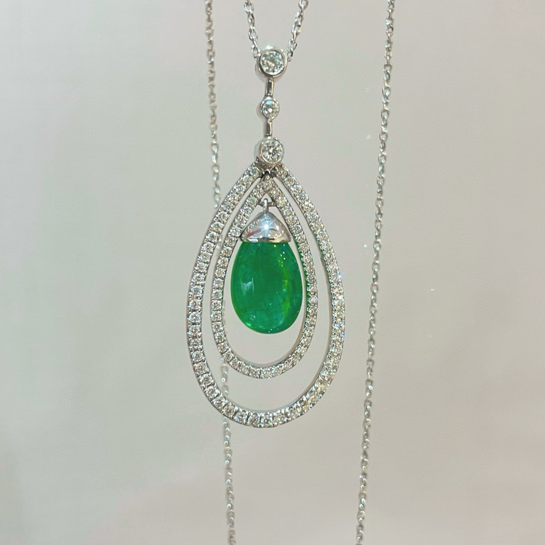 14k Gold 6.35 Ctw Natural Emerald & Diamond Necklace: Ref:231060150 // gold content:14k gold // main gemstone:emerald // shape:pear // carat weight:5. 45ct // color:green // treatment:natural // // adjacent gemstone 2 : diamond // shape:round // carat