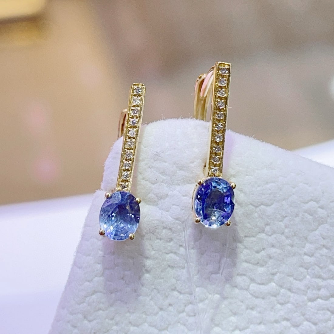 14k Gold 1.03 Ct Natural Sapphire & Diamond Earrings: Ref:231060152 // gold content:14k gold // main gemstone:sapphire // shape:oval // carat weight:1. 03ct // color:blue // treatment:natural // // adjacent gemstone 2 : diamond // number of stones:20 //