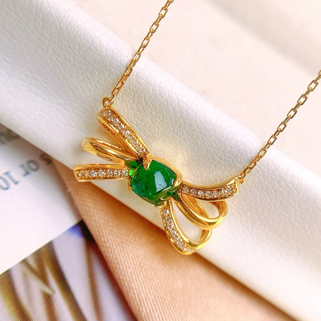 14k Gold 0.55 Ct Vivid Green Natural Emerald & Diamond Necklace: Ref:231060153 // gold content:14k gold // main gemstone:emerald // shape:sugar-loaf // carat weight:0. 55ct // color:vivid green // treatment:natural // // adjacent gemstone 2 : diamond // number of