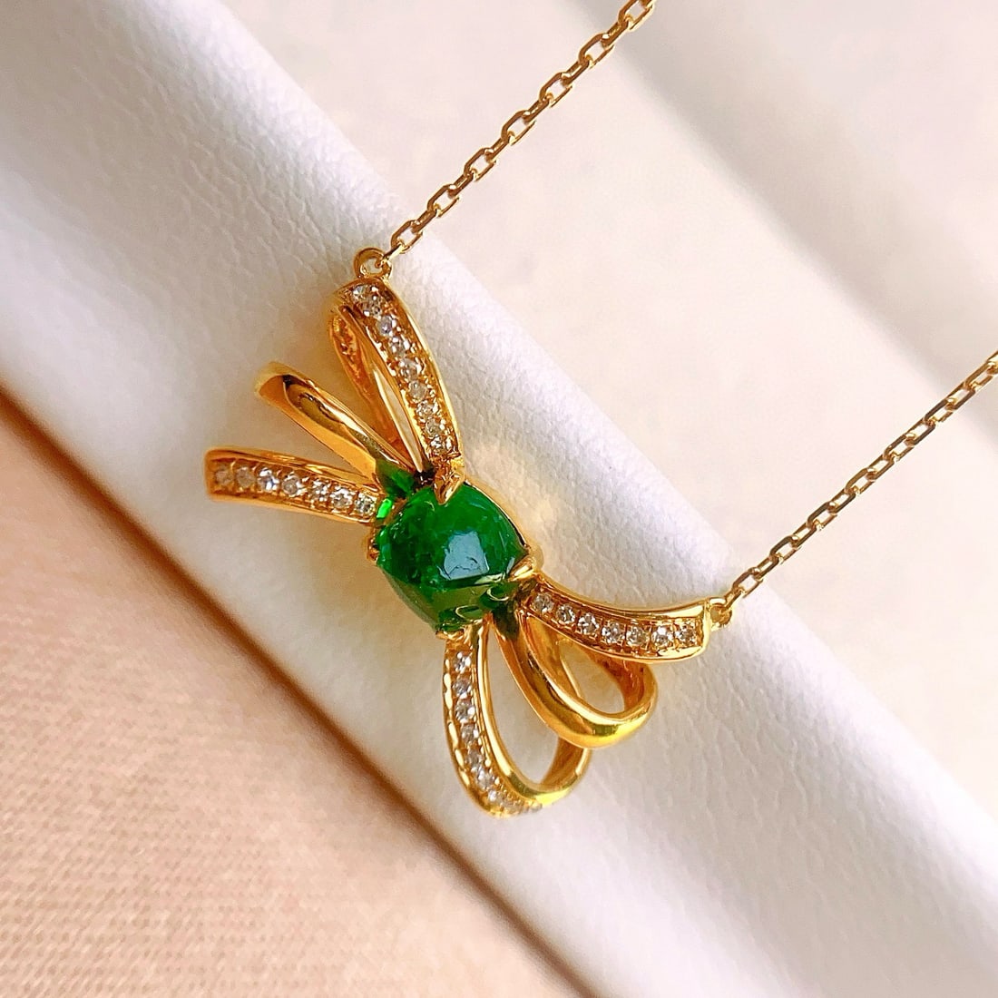 14k Gold 0.55 Ct Vivid Green Natural Emerald & Diamond Necklace - 2