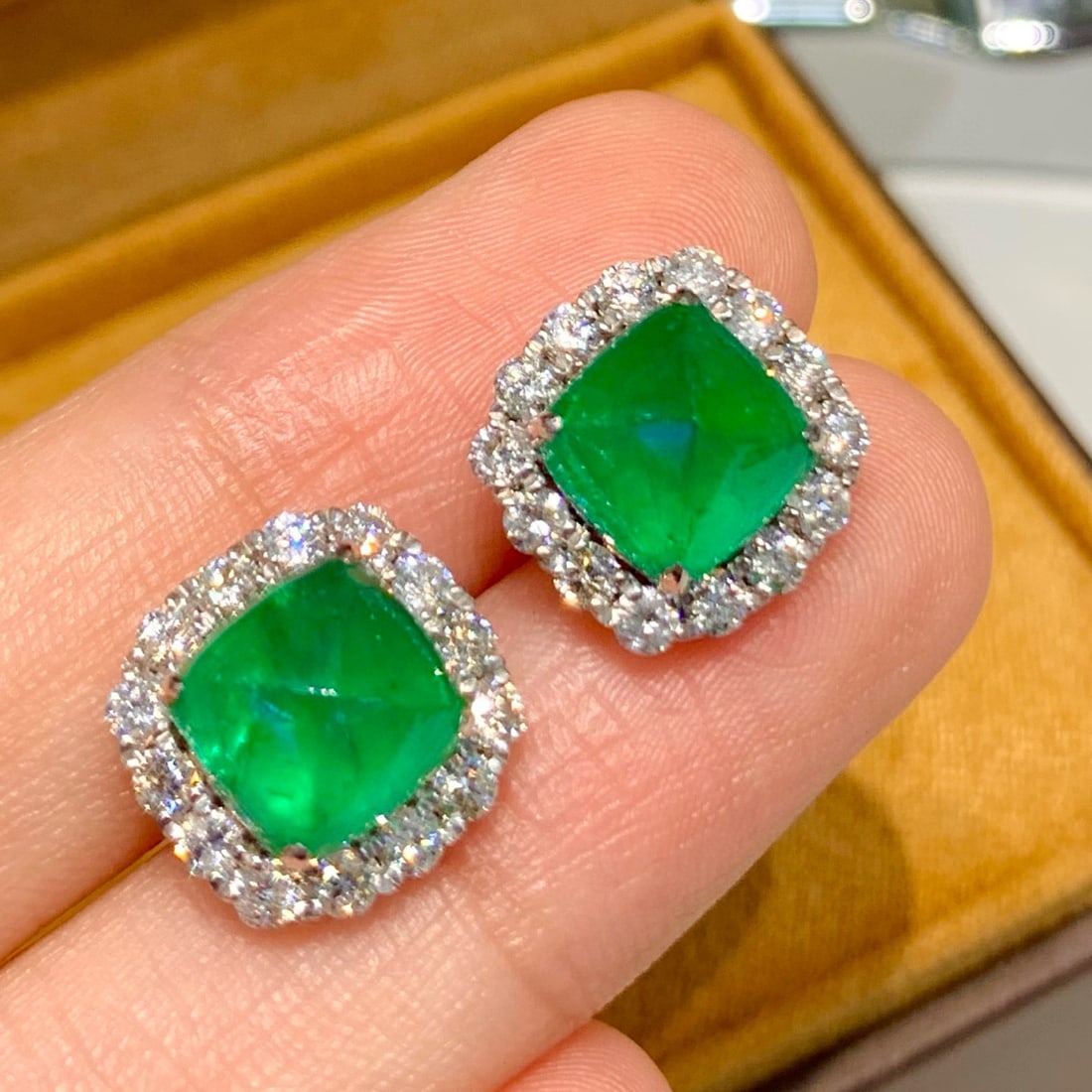 14k Gold 5.85 Ct Vivid Green Natural Emerald & Diamond Earrings: Ref:231060160 // gold content:14k gold // main gemstone:emerald // shape:sugar-loaf // carat weight:5. 85ct // color:vivid green // treatment:natural // // adjacent gemstone 2 : diamond // shape:round